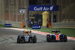 Sergio Perez, Sahara Force India F1 VJM09 en Pascal Wehrlein, Manor Racing MRT05