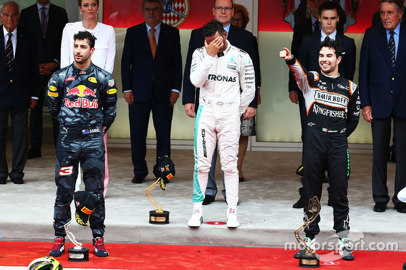 Podio: ganador de la carrera Lewis Hamilton, Mercedes AMG F1, segundo lugar Daniel Ricciardo, Red Bu