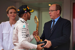 Le vainqueur Lewis Hamilton, Mercedes AMG F1, fête sa victoire sur le podium avec SAS le Prince Albert de Monaco