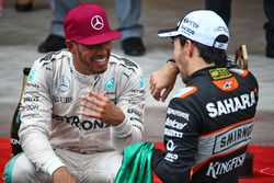 Le vainqueur Lewis Hamilton, Mercedes AMG F1 avec le troisième Sergio Perez, Sahara Force India F1, sur le podium