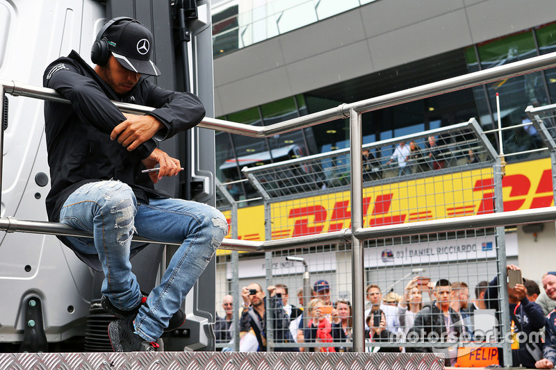 Lewis Hamilton en el desfile de pilotos
