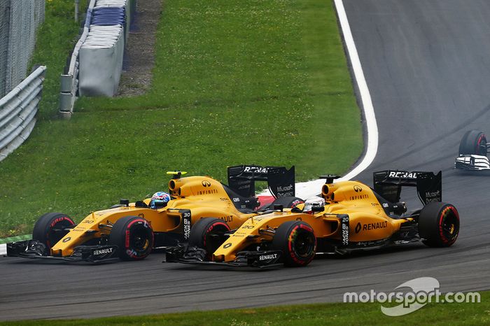 Jolyon Palmer, Renault Sport F1 Team RS16 and team mate Kevin Magnussen, Renault Sport F1 Team RS16 al inicio de la carrera
