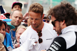 (Balról - Jobbra): Jenson Button (McLaren) és csapattársa, Fernando Alonso (McLaren) autogrammokat o