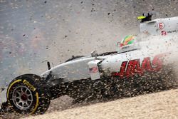 Esteban Gutierrez, Haas F1 Team VF-16 crashes out of the race