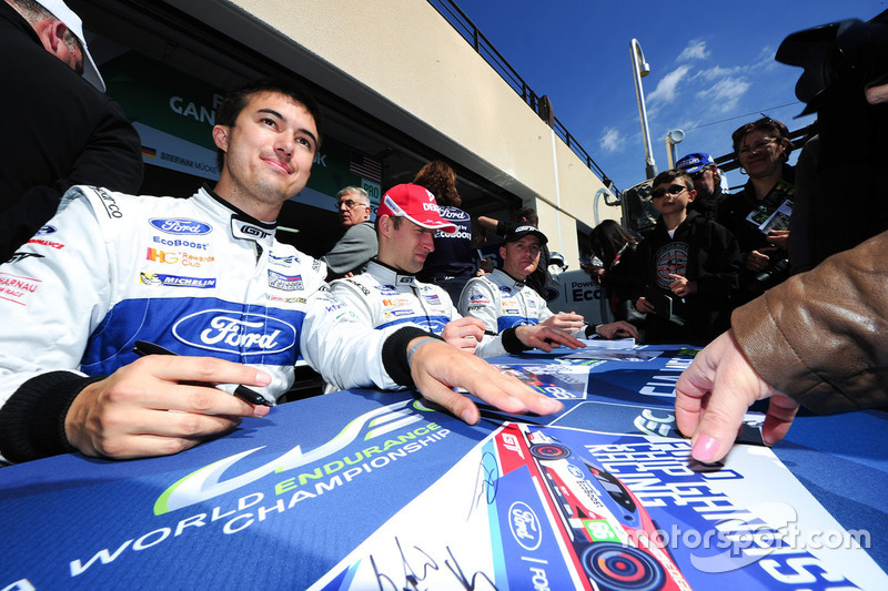 #66 Ford Chip Ganassi Racing Team UK Ford GT: Olivier Pla, Stefan Mücke, Billy Johnson sign autographs for the fans