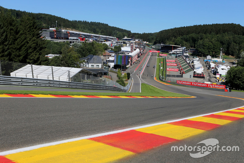 A pista tem 19 curvas, sendo oito para a direita e 11 para a esquerda. Um dos destaques é a famosa Eau Rouge, que tem grande elevação em sua tomada.