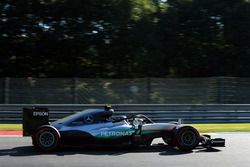 Nico Rosberg, Mercedes AMG F1 W07 Hybrid with the Halo cockpit cover