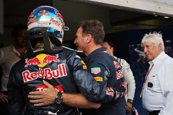 Ganador, Daniel Ricciardo, Red Bull Racing celebra en parc ferme con Christian Horner, Red Bull Raci