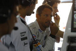 Jenson Button, McLaren at work with his engineers