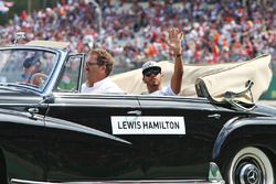 Lewis Hamilton, Mercedes AMG F1, tijdens de rijdersparade