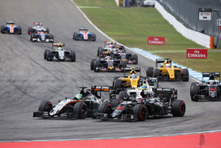 Nico Hulkenberg, Sahara Force India F1 VJM09 ve Jenson Button, McLaren MP4-31 yarışın startında
