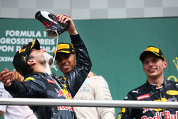 Podium : Daniel Ricciardo, Red Bull Racing fête sa deuxième place en buvant du champagne dans sa chaussure