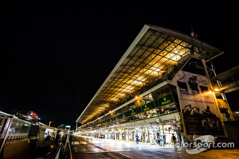 Pitlane ambiente por la noche