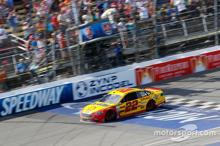Na divisãoprincipal, Joey Logano venceu pela primeira vez no ano, também em Michigan