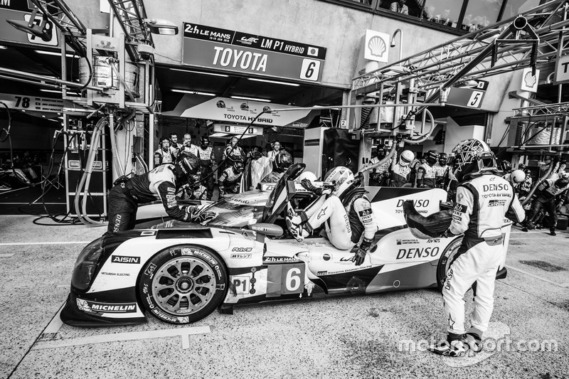 Parada en pits para #6 Toyota Racing Toyota TS050 Hybrid: Stéphane Sarrazin, Mike Conway, Kamui Kobayashi