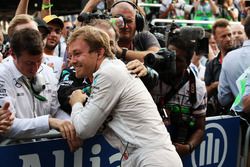 Ganador de la carrera  Nico Rosberg, Mercedes AMG F1 celebra con el equipo