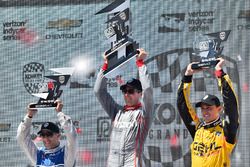 Podium : le vainqueur Will Power, Team Penske Chevrolet, le deuxième Tony Kanaan, Chip Ganassi Racing Chevrolet, le troisième Graham Rahal, Rahal Letterman Lanigan Racing Honda