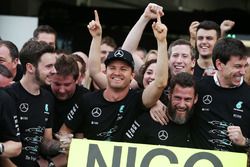 Race winner Nico Rosberg, Mercedes AMG F1 celebrates the Constructors' title with Toto Wolff, Merced