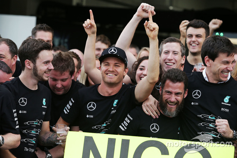 Il vincitore della gara Nico Rosberg, Mercedes AMG F1 festeggia il titolo costruttori con Toto Wolff, Azionista e Direttore Esecutivo Mercedes AMG F1, e il team