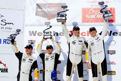 Podium : les vainqueurs #4 Corvette Racing Chevrolet Corvette C7.R: Oliver Gavin, Tommy Milner; les deuxièmes, #3 Corvette Racing Chevrolet Corvette C7.R: Antonio Garcia, Jan Magnussen