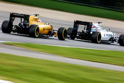 Felipe Massa, Williams FW38 leads Kevin Magnussen, Renault Sport F1 Team RS16