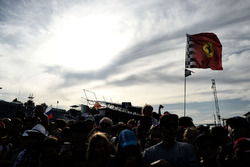 Des fans avec un drapeau Ferrari