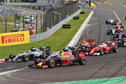 Lewis Hamilton, Mercedes AMG F1; Nico Rosberg, Mercedes AMG F1; and Daniel Ricciardo, Red Bull Racin