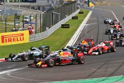 Start: Lewis Hamilton, Mercedes AMG F1; Nico Rosberg, Mercedes AMG F1; Daniel Ricciardo, Red Bull Ra