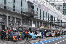 Atmosphere in the pitlane