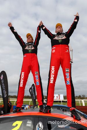 Podium:les vainqueurs Garth Tander et Warren Luff, Holden Racing Team