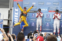 Podio: li vincitore Tom Coronel, Roal Motorsport, Chevrolet RML Cruze TC1