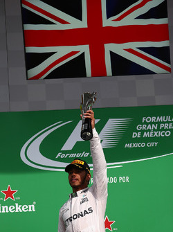 Podium: racewinnaar Lewis Hamilton, Mercedes AMG F1