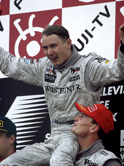 Podium: David Coulthard und Mika Hakkinen