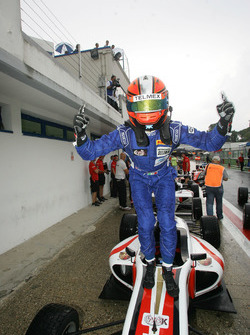 Ganador de la carrera Raúl Guzmán Marchina, DR Formula celebra
