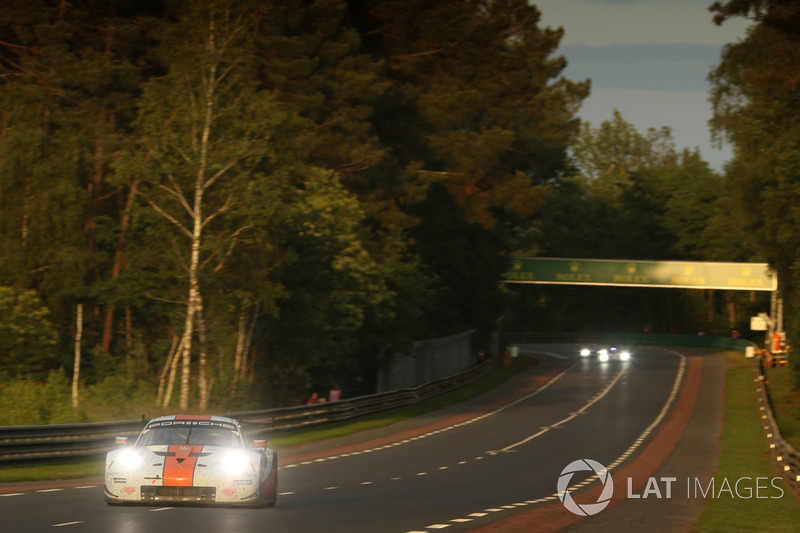 #86 Gulf Racing Porsche 911 RSR: Michael Wainwright, Benjamin Barker, Alex Davison