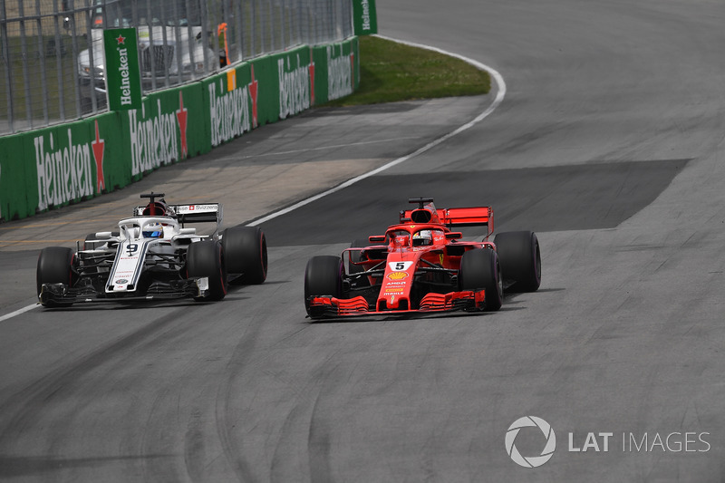 Sebastian Vettel, Ferrari SF71H et Marcus Ericsson, Sauber C37