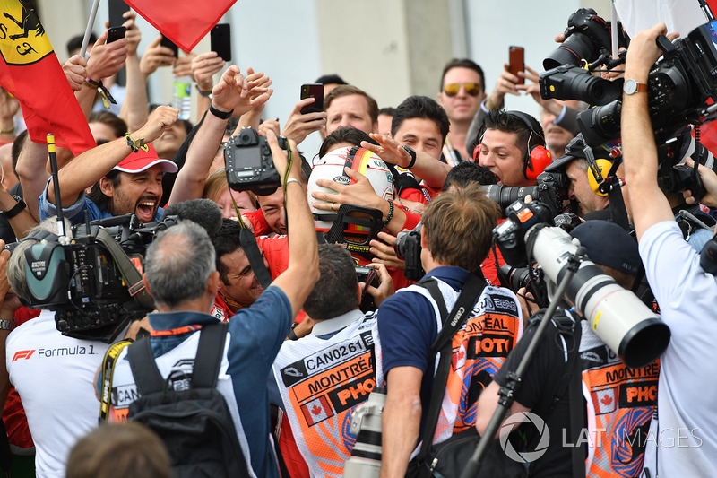 Le vainqueur Sebastian Vettel, Ferrari fête sa victoire dans le Parc Fermé