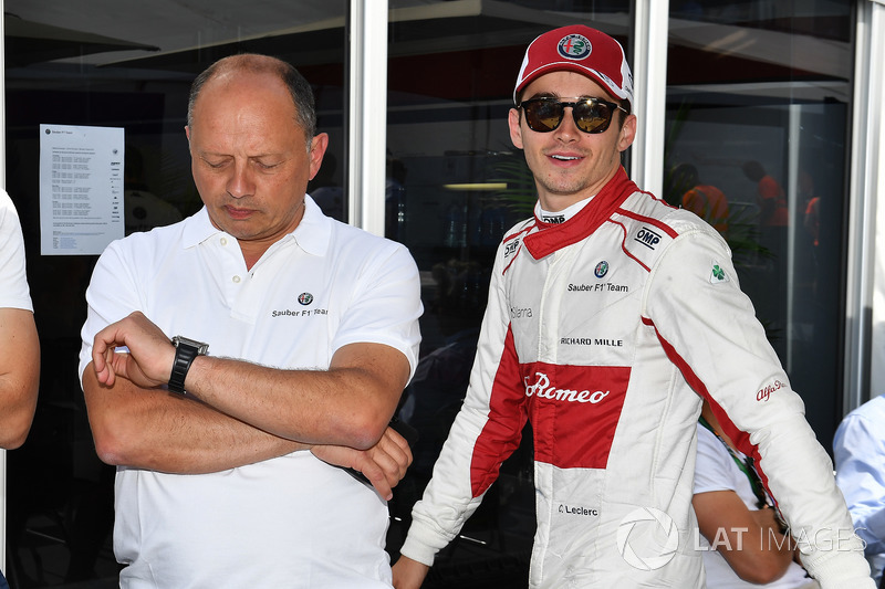 Charles Leclerc, Sauber fête son résultat avec Frédéric Vasseur, Team Principal Sauber
