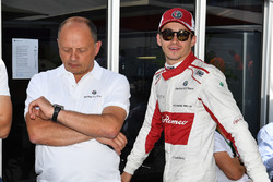 Charles Leclerc, Sauber fête son résultat avec Frédéric Vasseur, Team Principal Sauber