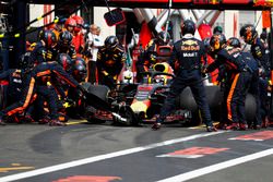 Daniel Ricciardo, Red Bull Racing RB14, makes a pit stop