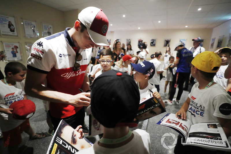 Charles Leclerc, Sauber, signe des autographes pour les grid kids