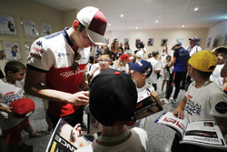 Charles Leclerc, Sauber, signe des autographes pour les grid kids