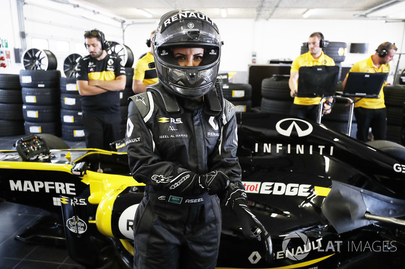 Aseel Al-Hamad, 2012 Lotus E20 Renault F1 aracını kullanıyor