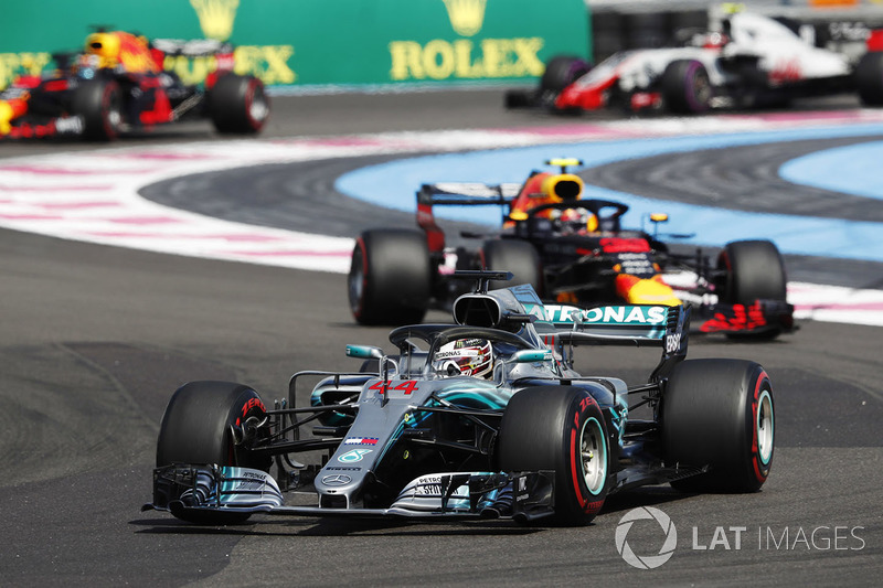Lewis Hamilton, Mercedes AMG F1 W09, leads Max Verstappen, Red Bull Racing RB14, Daniel Ricciardo, Red Bull Racing RB14, and Kevin Magnussen, Haas F1 Team VF-18