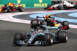 Lewis Hamilton, Mercedes AMG F1 W09, voor Max Verstappen, Red Bull Racing RB14, Daniel Ricciardo, Red Bull Racing RB14, en Kevin Magnussen, Haas F1 Team VF-18