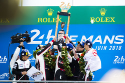 Genel klasman podyum: Yarış galibi Sébastien Buemi, Kazuki Nakajima, Fernando Alonso, Toyota Gazoo Racing, 2. Mike Conway, Kamui Kobayashi, Jose Maria Lopez, 3. Mathias Beche, Gustavo Menezes, Thomas Laurent, Rebellion Racing