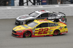 Joey Logano, Team Penske, Ford Fusion Shell Pennzoil and Kevin Harvick, Stewart-Haas Racing, Ford Fu