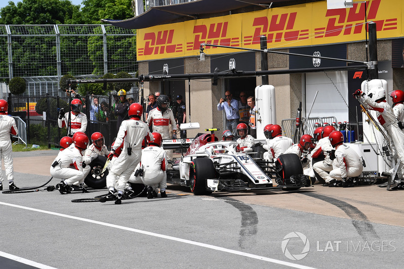 Charles Leclerc, Sauber C37 au stand