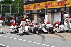 Charles Leclerc, Sauber C37 au stand