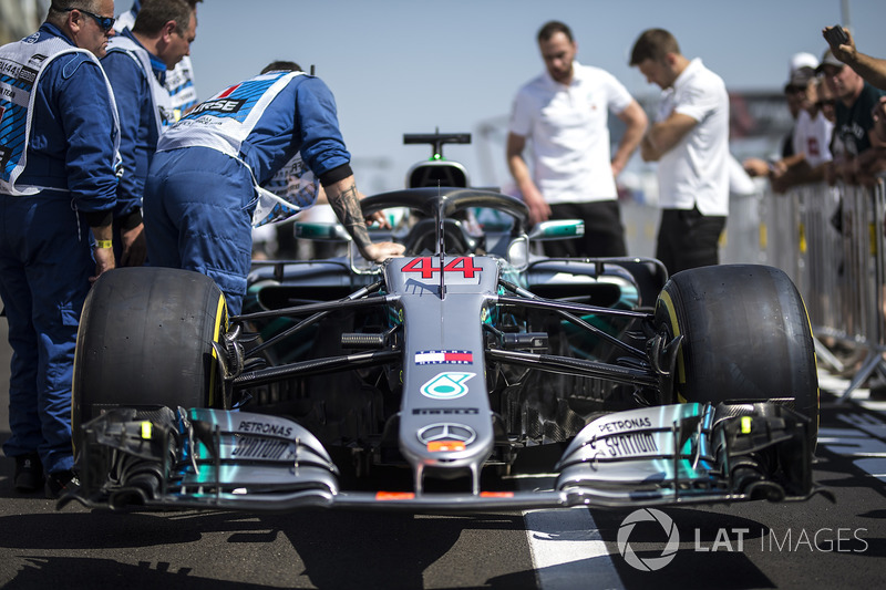 Mercedes-AMG F1 W09 nose and front wing